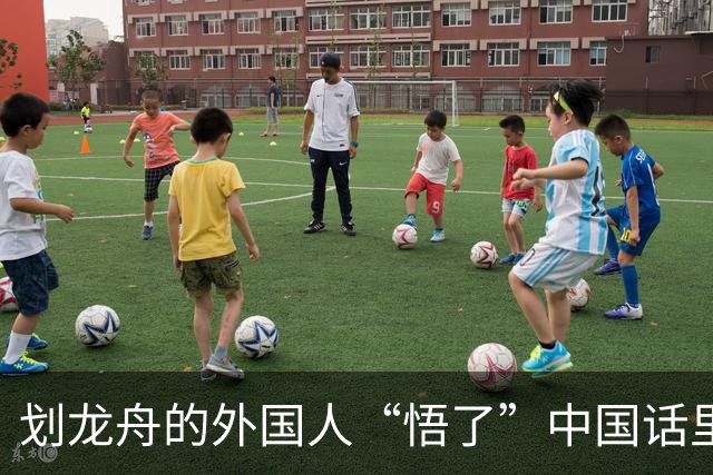 划龙舟的外国人“悟了”中国话里的“同舟共济”